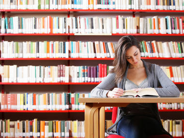 studentka v knihovne